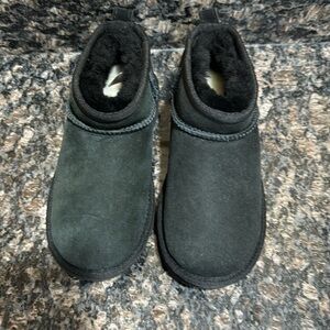 UGG Grade School Ultra Mini black size 13 little girls